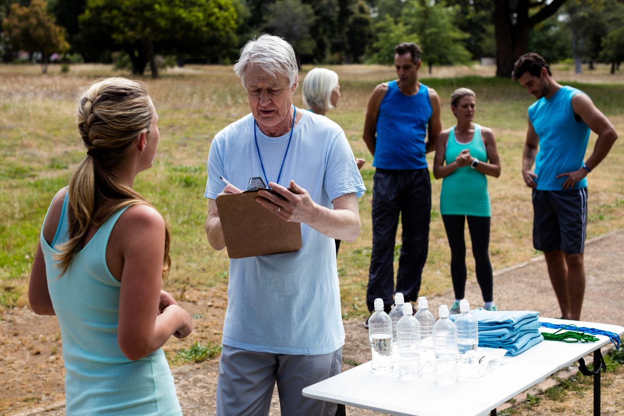 Runners with volunteer on clipboard